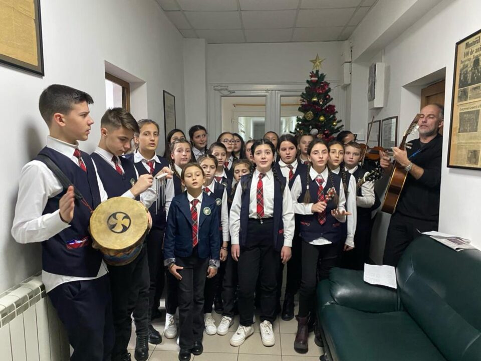 Talentații membri ai Grupului vocal instrumental Suha, de la Școala Nr. 2 Mălini, cu colinda la redacția Monitorul de Suceava Talentații membri ai Grupului vocal instrumental Suha, de la Școala Nr. 2 Mălini, cu colinda la redacția Monitorul de Suceava