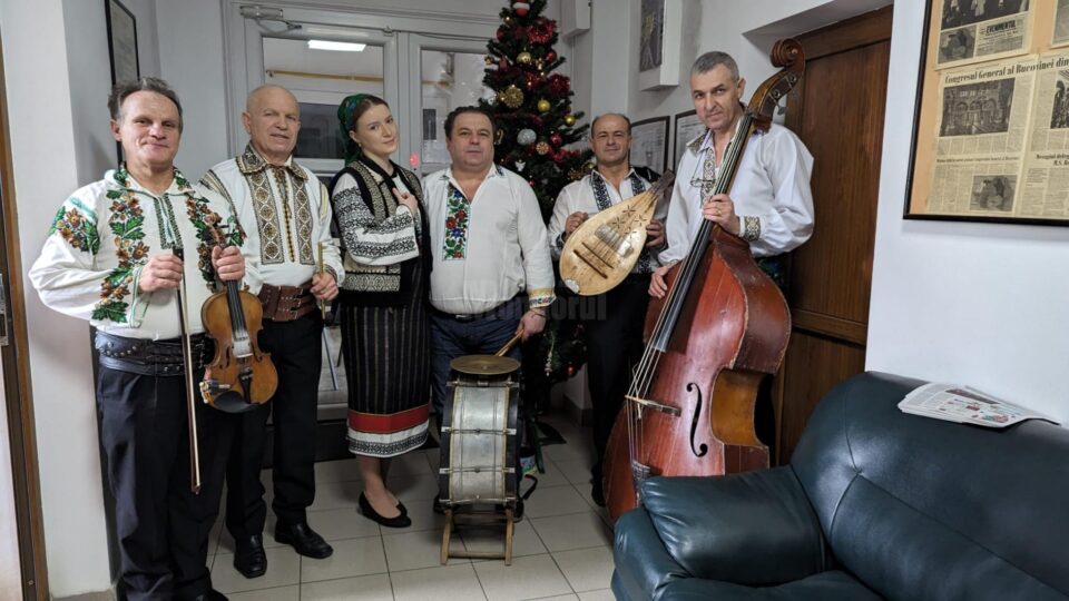 Taraful „Izvoare” a adus vestea Nașterii Domnului la sediul ziarului Monitorul de Suceava