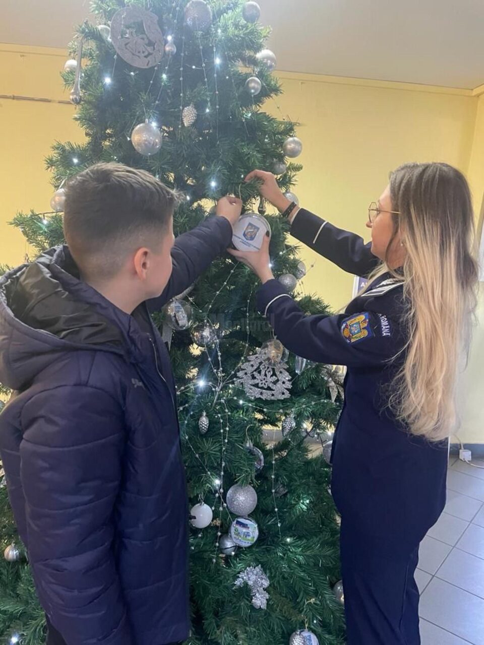 Poliția a împodobit ”Bradul Prevenirii”, cu globuri cu simboluri QR cu mesaje pentru tineri