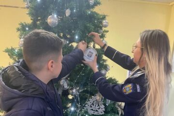 Poliția a împodobit ”Bradul Prevenirii”, cu globuri cu simboluri QR cu mesaje pentru tineri