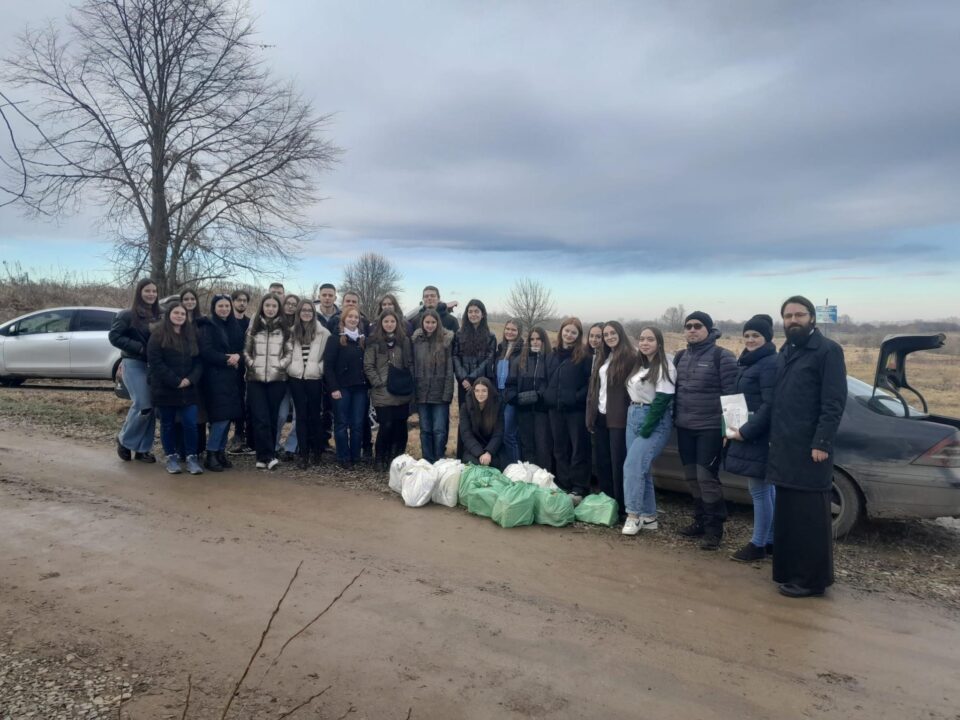 30 de familii necăjite cu mulți copii, dar și bătrâni singuri și bolnavi au primit daruri de la voluntarii ATOS 30 de familii necăjite cu mulți copii, dar și bătrâni singuri și bolnavi au primit daruri de la voluntarii ATOS