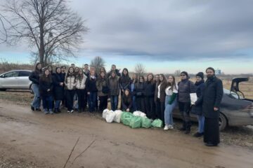 30 de familii necăjite cu mulți copii, dar și bătrâni singuri și bolnavi au primit daruri de la voluntarii ATOS