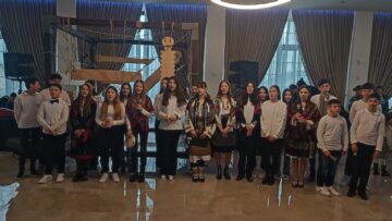 Sute de copii din comuna Moara au primit daruri de la Moș Crăciun și au ascultat un concert cu Ovidiu Lipan Țăndărică și Trei Parale