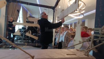 Sute de copii din comuna Moara au primit daruri de la Moș Crăciun și au ascultat un concert cu Ovidiu Lipan Țăndărică și Trei Parale