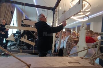 Sute de copii din comuna Moara au primit daruri de la Moș Crăciun și au ascultat un concert cu Ovidiu Lipan Țăndărică și Trei Parale