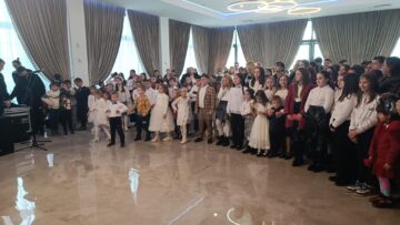 Sute de copii din comuna Moara au primit daruri de la Moș Crăciun și au ascultat un concert cu Ovidiu Lipan Țăndărică și Trei Parale
