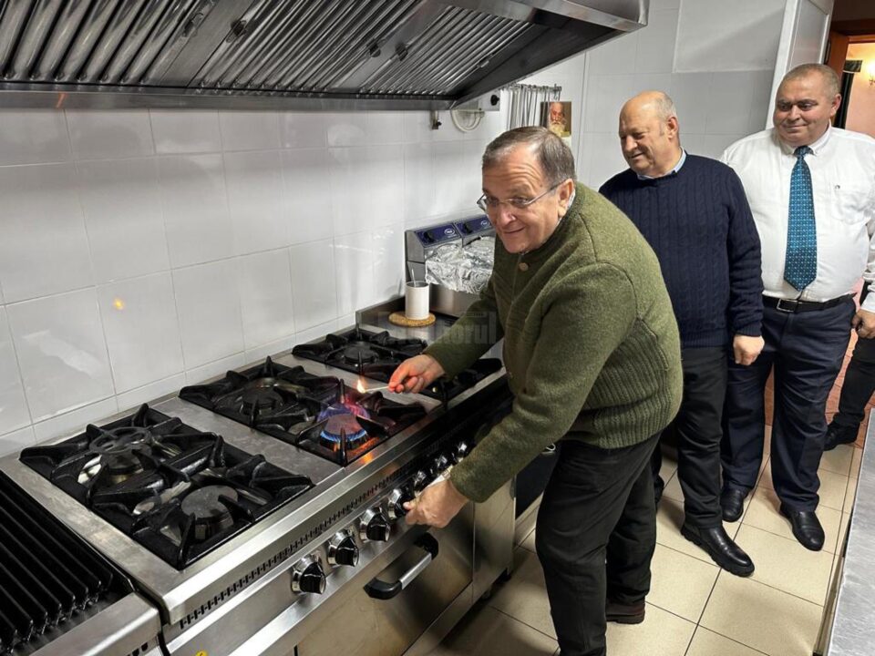 Președintele CJ Suceava, Gheorghe Flutur, a aprins gazul metan în locuințele din Vatra Dornei Președintele CJ Suceava, Gheorghe Flutur, a aprins gazul metan în locuințele din Vatra Dornei