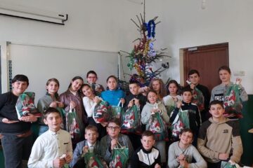 Moș Crăciun a ajuns la toți cei 410 de preșcolari și elevi din comuna Vatra Moldoviței