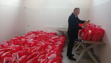 Sute de copii din comuna Moara au primit daruri de la Moș Crăciun și au ascultat un concert cu Ovidiu Lipan Țăndărică și Trei Parale