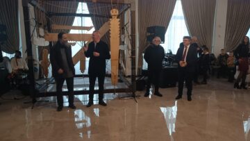 Sute de copii din comuna Moara au primit daruri de la Moș Crăciun și au ascultat un concert cu Ovidiu Lipan Țăndărică și Trei Parale