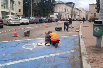 Senzori montați în parcările cu plată din Suceava, pentru a indica locurile libere în aplicatia Suceava Parking