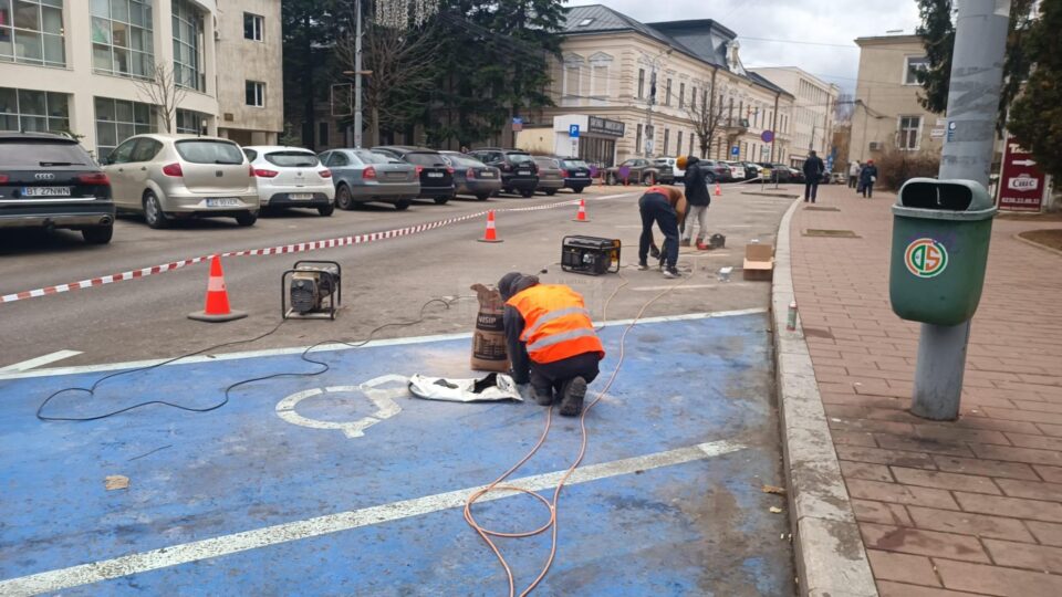 Senzori montați în parcările cu plată din Suceava, pentru a indica locurile libere în aplicatia Suceava Parking