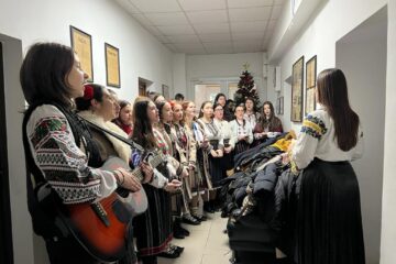 Corul Asociației Tinerilor Ortodocși Suceveni a colindat vineri redacția Monitorului de Suceava, vestind Nașterea Domnului