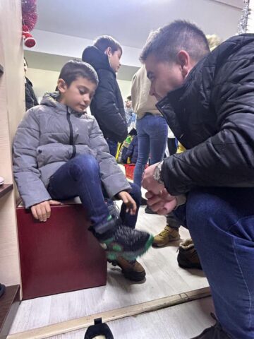 Tinerii PSD Suceava și deputatul Gheorghe Șoldan au oferit haine de iarnă și alimente pentru cinci frați din Moara crescuți doar de tată