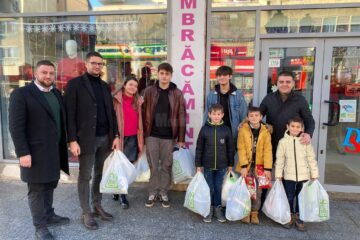 Tinerii PSD Suceava și deputatul Gheorghe Șoldan au oferit haine de iarnă și alimente pentru cinci frați din Moara crescuți doar de tată