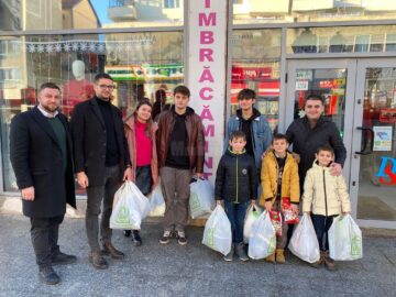 Tinerii PSD Suceava și deputatul Gheorghe Șoldan au oferit haine de iarnă și alimente pentru cinci frați din Moara crescuți doar de tată
