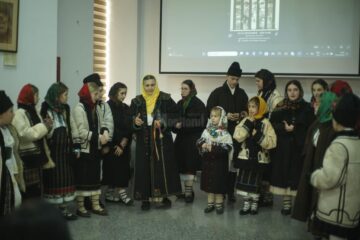 Concert de colinde și expoziție de grafică, la Biblioteca Fălticeni