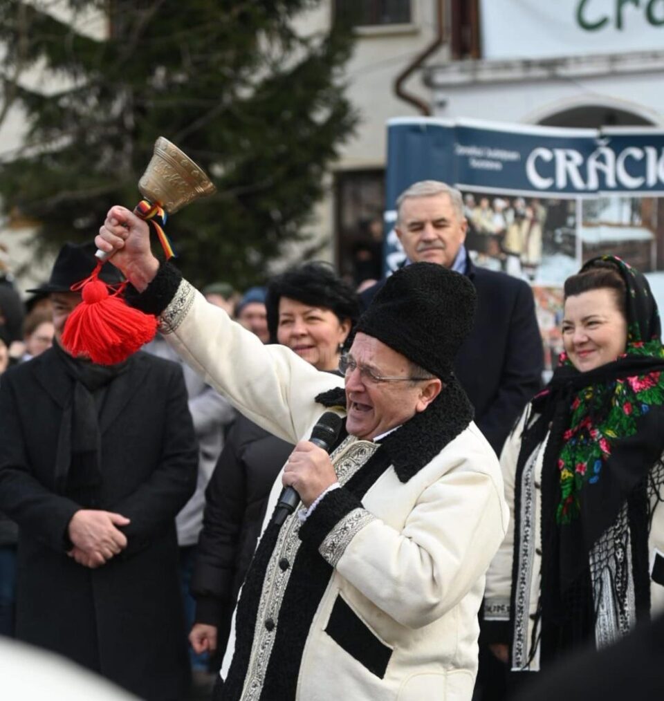 Flutur i-a urat pe suceveni la parada obiceiurilor de iarnă: „Cât mai este Bucovina / Cât de Paști vine lumina / Cât sunt urători, vă spun / Că suntem pe drumul bun” Flutur i-a urat pe suceveni la parada obiceiurilor de iarnă: „Cât mai este Bucovina / Cât de Paști vine lumina / Cât sunt urători, vă spun / Că suntem pe drumul bun”