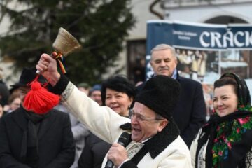 Flutur i-a urat pe suceveni la parada obiceiurilor de iarnă: „Cât mai este Bucovina / Cât de Paști vine lumina / Cât sunt urători, vă spun / Că suntem pe drumul bun”