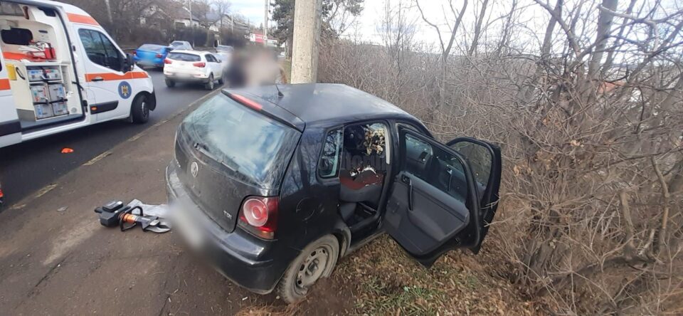 Tânăra de 19 ani a fost rănită grav după ce a intrat violent cu un VW Golf într-un stâlp, pe Calea Unirii