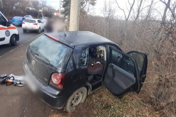 Tânăra de 19 ani a fost rănită grav după ce a intrat violent cu un VW Golf într-un stâlp, pe Calea Unirii