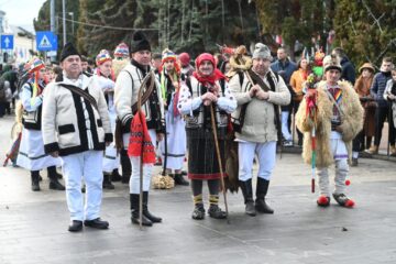 Fiecare trupă a susținut un scurt spectacol de obiceiuri de iarnă