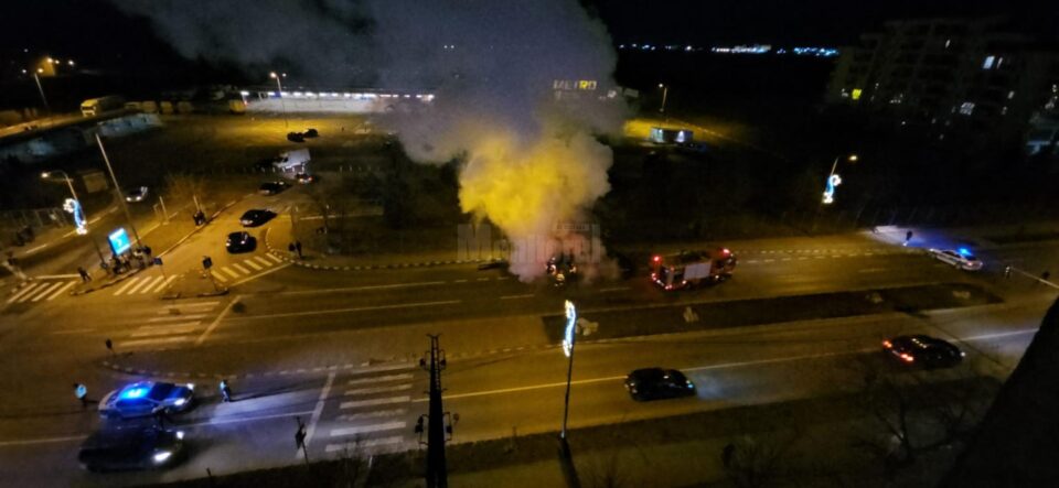 Un BMW a ars ca o torță pe un bulevard din Suceava