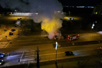 Un BMW a ars ca o torță pe un bulevard din Suceava