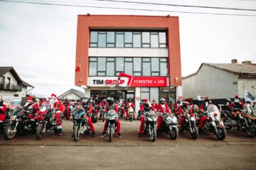 Parada motocicliștilor transformați în Moș Crăciun, încheiată pe esplanada Casei de Cultură Suceava