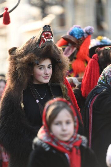 Fiecare trupă a susținut un scurt spectacol de obiceiuri de iarnă