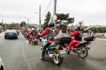 Parada motocicliștilor transformați în Moș Crăciun, încheiată pe esplanada Casei de Cultură Suceava