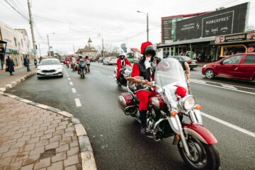Parada motocicliștilor transformați în Moș Crăciun, încheiată pe esplanada Casei de Cultură Suceava