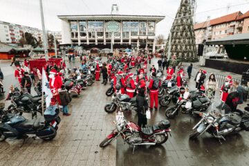 Parada motocicliștilor transformați în Moș Crăciun, încheiată pe esplanada Casei de Cultură Suceava