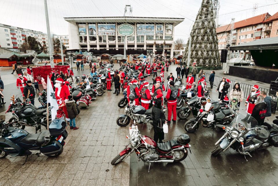 Parada motocicliștilor transformați în Moș Crăciun, încheiată pe esplanada Casei de Cultură Suceava