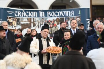 Cetele de urători au fost întâmpinate de președintele Consiliului Județean Suceava, Gheorghe Flutur