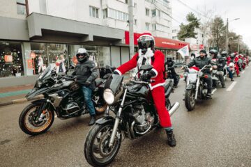 Parada motocicliștilor transformați în Moș Crăciun, încheiată pe esplanada Casei de Cultură Suceava
