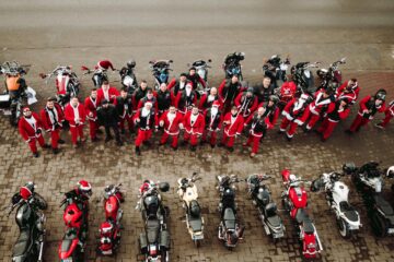 Parada motocicliștilor transformați în Moș Crăciun, încheiată pe esplanada Casei de Cultură Suceava
