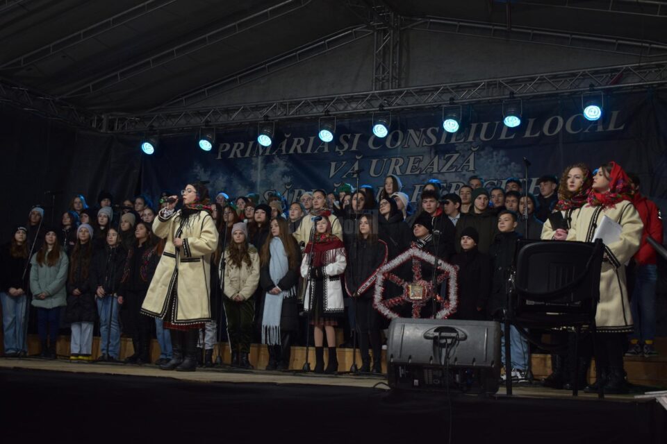 Înainte de venirea lui Moș Crăciun, locuitorii din Liteni s-au bucurat de un frumos spectacol de colinde
