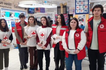 Voluntarii Crucea Roșie Suceava, împreună cu Carrefour, au colectat și distribuit pachete alimentare pentru aproximativ 150 de familii care au o situație financiară precară