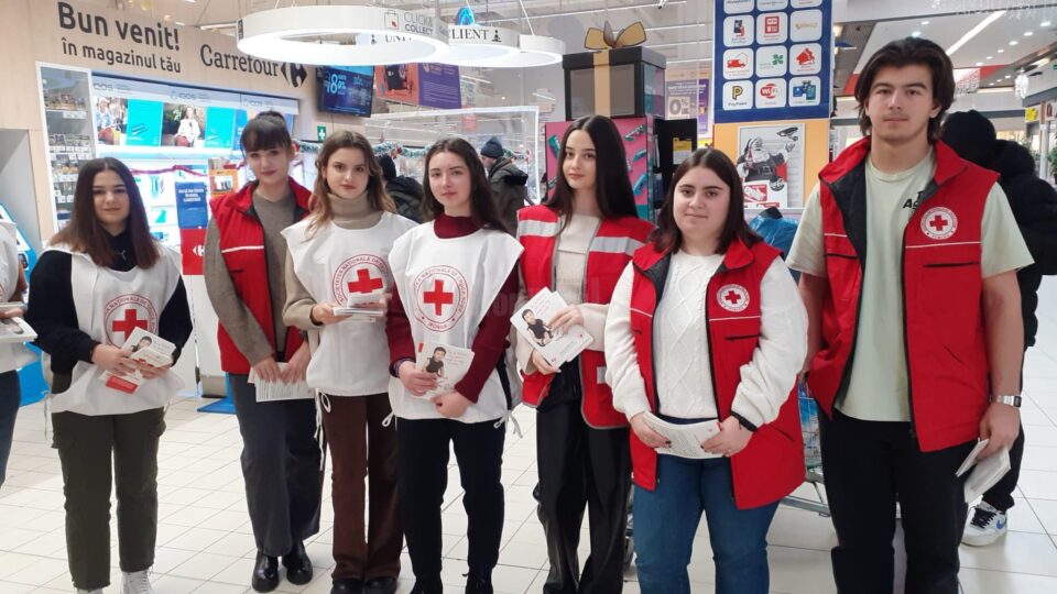 Voluntarii Crucea Roșie Suceava, împreună cu Carrefour, au colectat și distribuit pachete alimentare pentru aproximativ 150 de familii care au o situație financiară precară