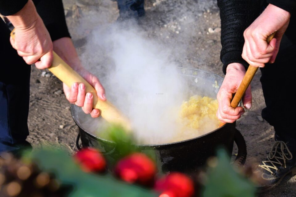 Un grup de gospodari din Ciumârna a pregătit, pentru al șaptelea an consecutiv, o masă îmbelșugată pentru „bunicii” de la Solca