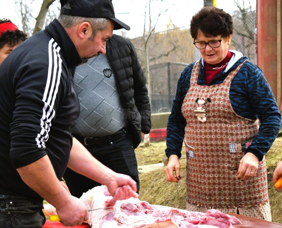 Un grup de gospodari din Ciumârna a pregătit, pentru al șaptelea an consecutiv, o masă îmbelșugată pentru „bunicii” de la Solca