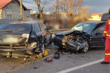 S-au trezit în față cu o mașină ieșită de pe un drum secundar