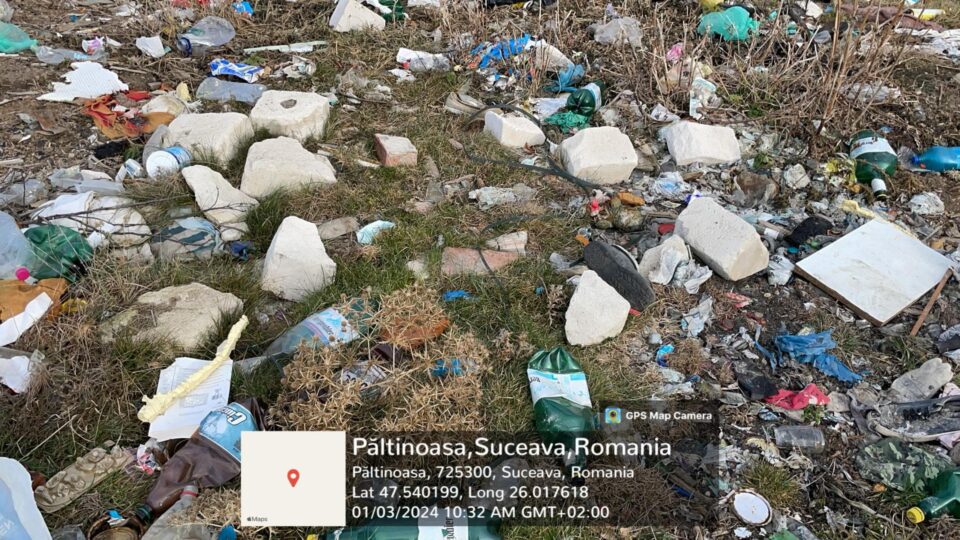 Imagini cu gunoaie aruncate pe un câmp din comună