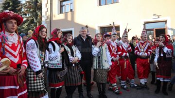 Urători de la Leucusești și primarul Cătălin Coman