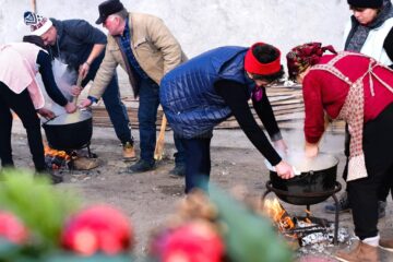 Un grup de gospodari din Ciumârna a pregătit, pentru al șaptelea an consecutiv, o masă îmbelșugată pentru „bunicii” de la Solca