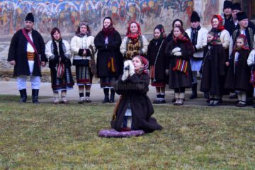 Gospodari din comuna Vatra Moldoviței au urat la Mănăstirea Moldovița