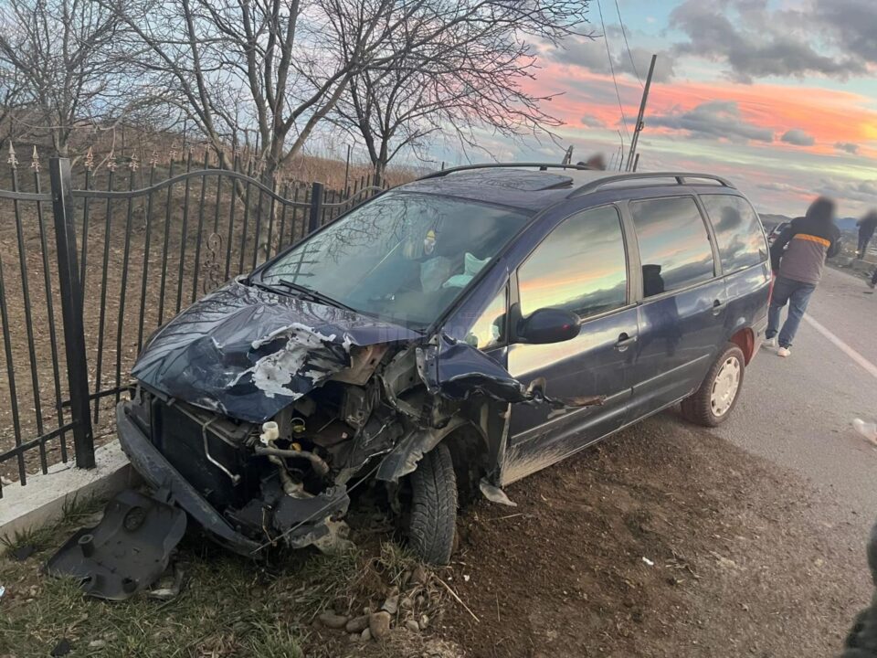 Doi adulți și un minor, răniți într-un accident rutier