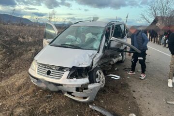 Doi adulți și un minor, răniți într-un accident rutier