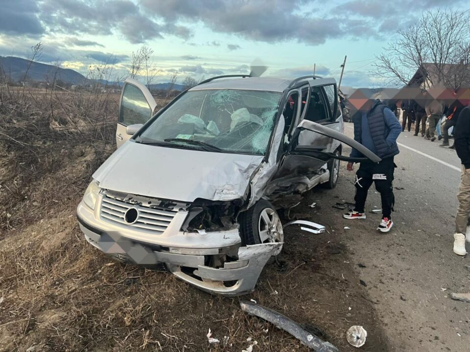 Doi adulți și un minor, răniți într-un accident rutier